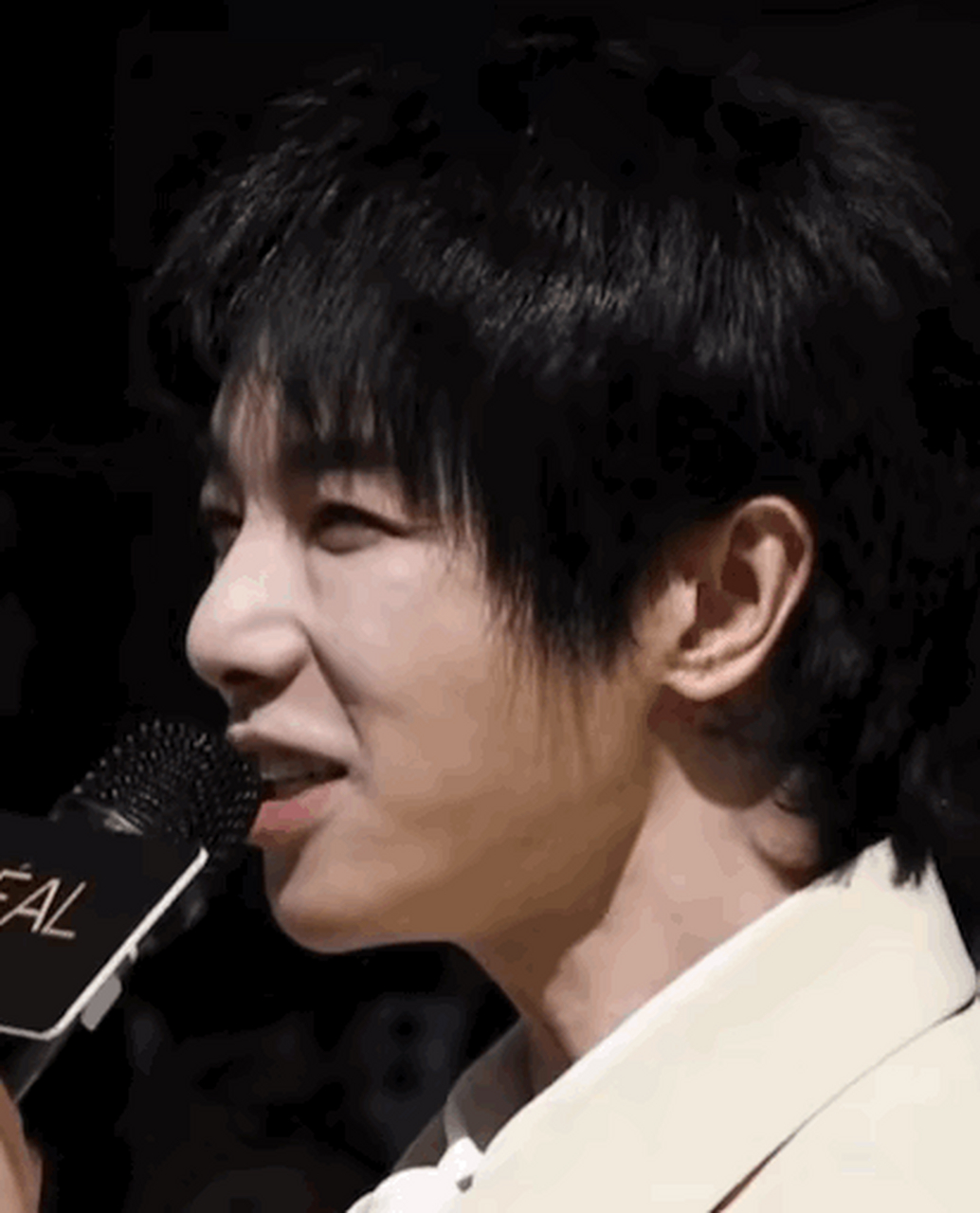 花花这脸咋的了?看着好尴尬!