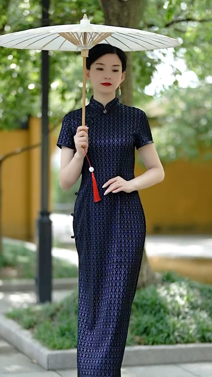 会穿旗袍的女人也太美了,看这件旗袍搭配,优雅知性又有女人味!-度小视