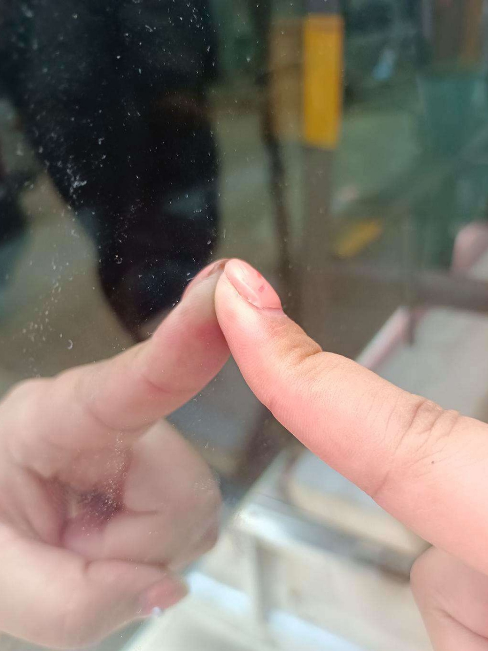 曝桂林一酒吧厕所装双面镜,透过镜子可看见女厕所!