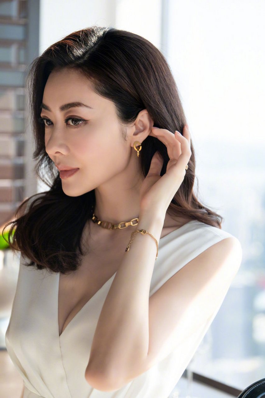熊黛林是一位才华横溢的演员和模特,她的经典影视角色也深入人心.