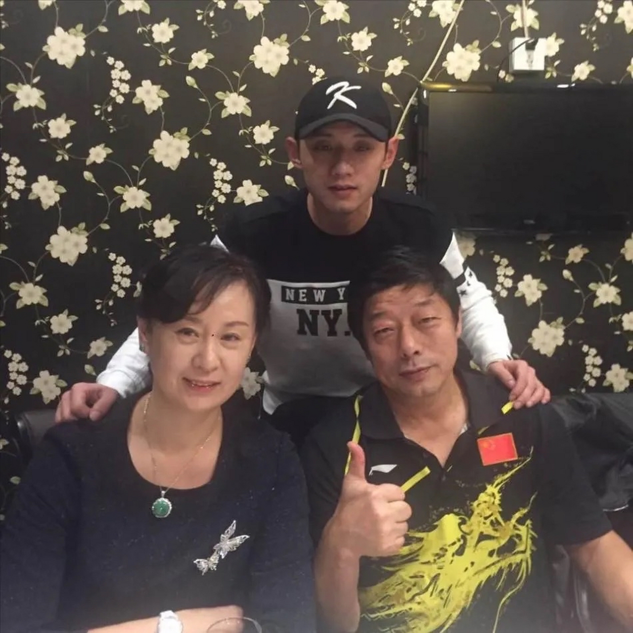 有一次,张继科带惠若琪回家吃饭,张妈妈开门看到惠若琪瞬间就笑容满面