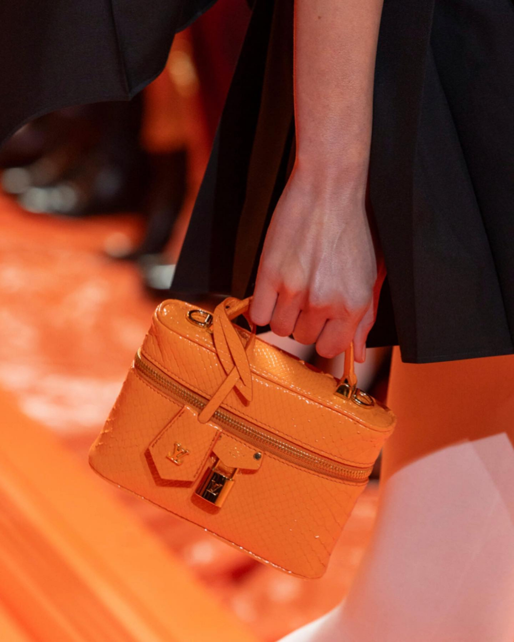 手袋变幻莫测:宝丽来相机般方形手袋可爱精致;扭转骰子的造型趣怪生动