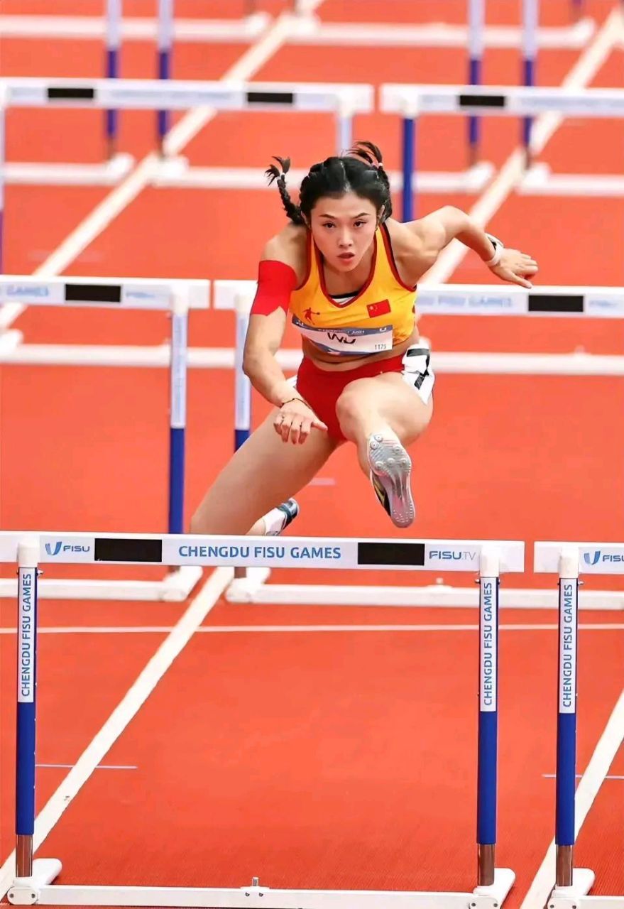 网友发现:吴艳妮这运动姿态实在太帅了,足下生风,目光如炬,尤其这双臂