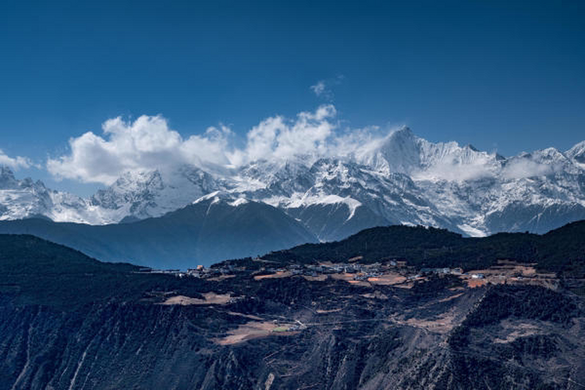 在云南省迪庆州德钦县梅里雪山国家公园金沙江大湾观景台附近的214