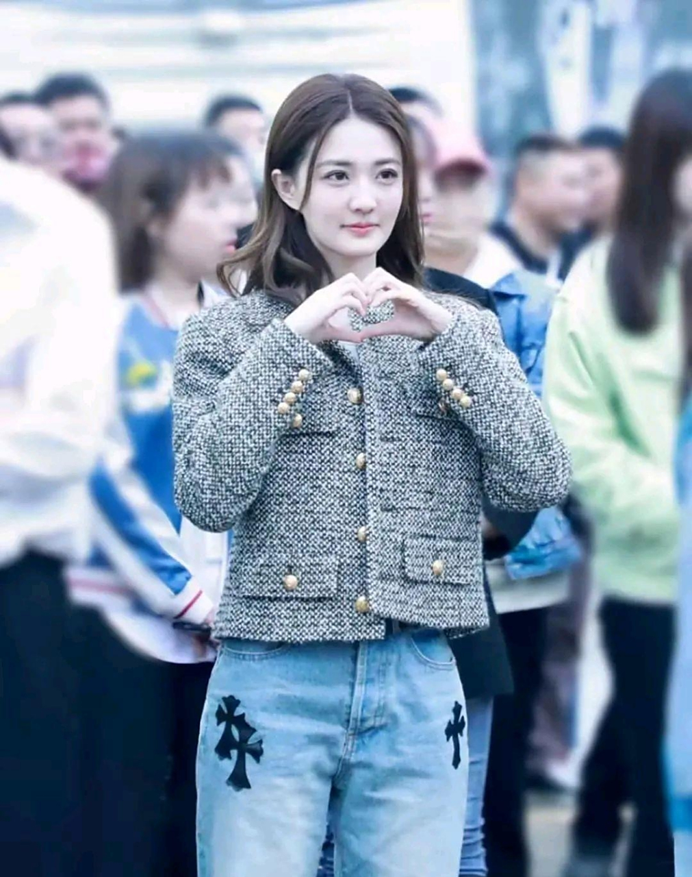 徐璐的穿搭,上身格子粗花呢小香风外套,搭配一条水墨蓝牛仔裤,简约又
