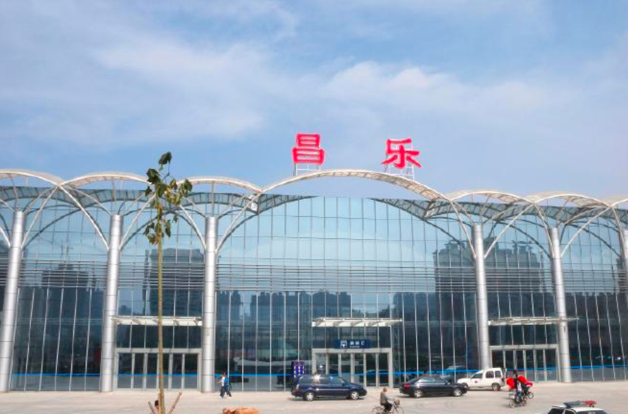 昌乐火车站宛如一颗蓝宝石,和宝石之都的城市形象相得益彰