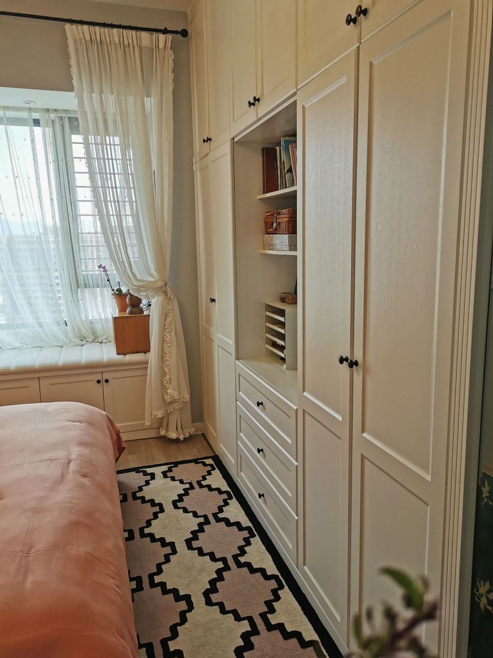 闺蜜说:你这一面墙的床尾衣柜我可太羡慕了 我的卧室不大,但满足了我