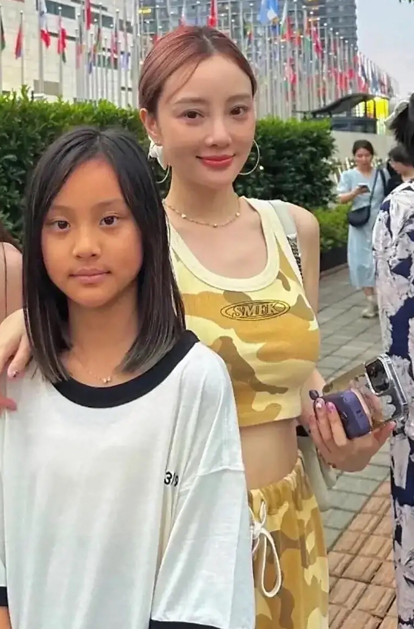 璐璐姐,不怪那么多人喜欢她,路人镜头下都那么漂亮!