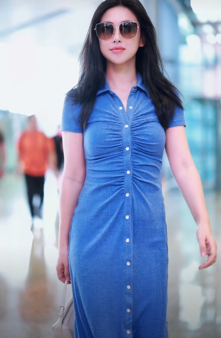 朱珠身穿蓝色连扣长裙现身,戴着墨镜走路带风,虽然体型微胖,但女明星