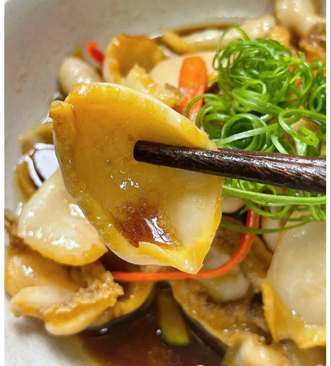 葱油鲍鱼片,q弹又嫩滑 食材:鲍鱼,葱蒜,辣椒,黄瓜 做法: 1,鲍鱼用刷子