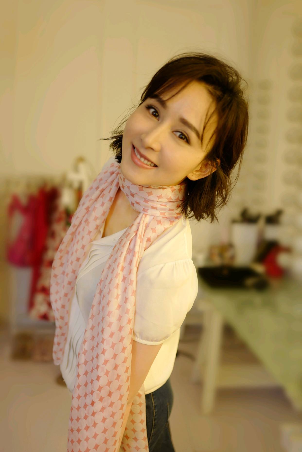 胡静写真美图:美丽大方,成熟知性