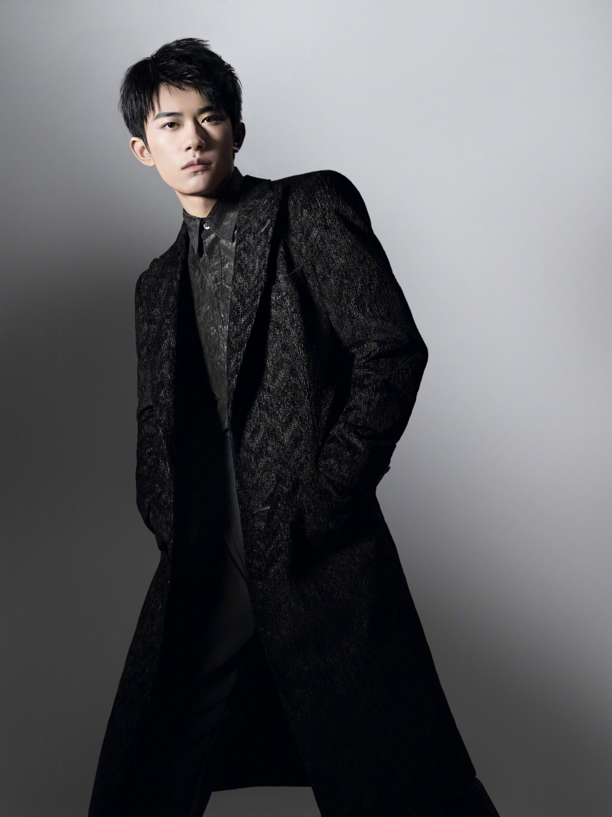 阿玛尼全球代言人易烊千玺"眼镜鲨",清俊冷冽全新质感风格大片