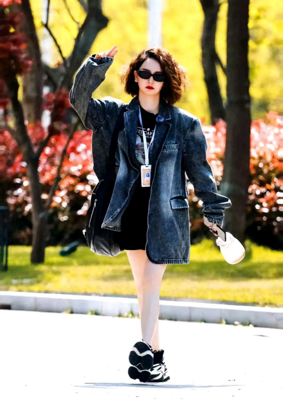 看了戚薇所搭配的棕色蓬松发型,宛如一个爆炸头,一般衬托的五官韭致