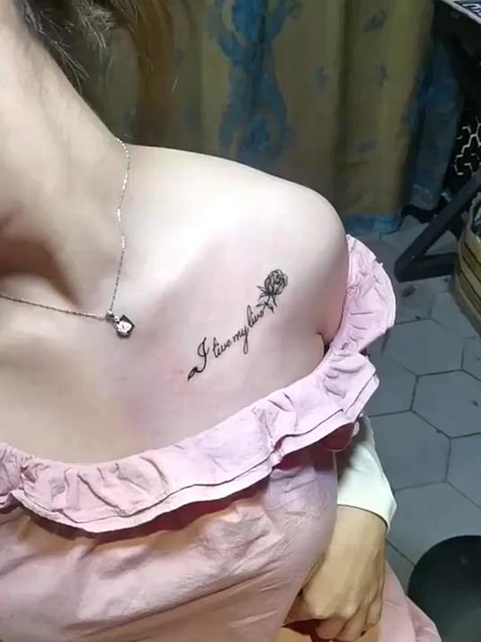 美女锁骨纹身,看着十分诱人,是心动的感觉