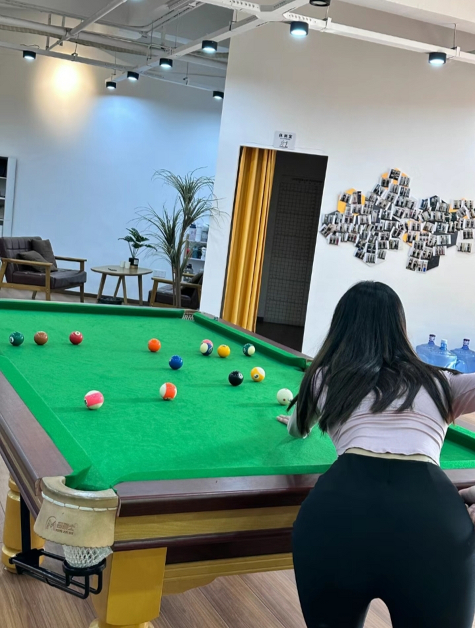 美女第一次打台球吧
