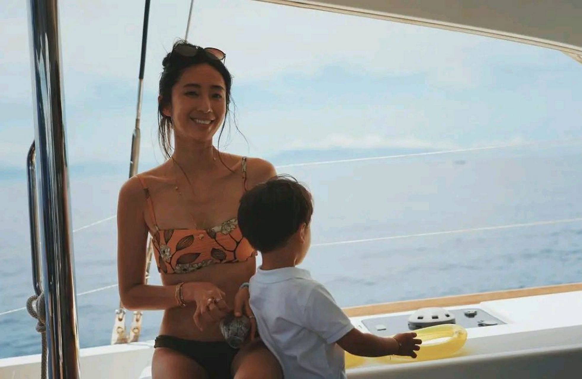 隋棠穿比基尼身材好辣#近日,隋棠在社交平台上晒出一组游玩照.