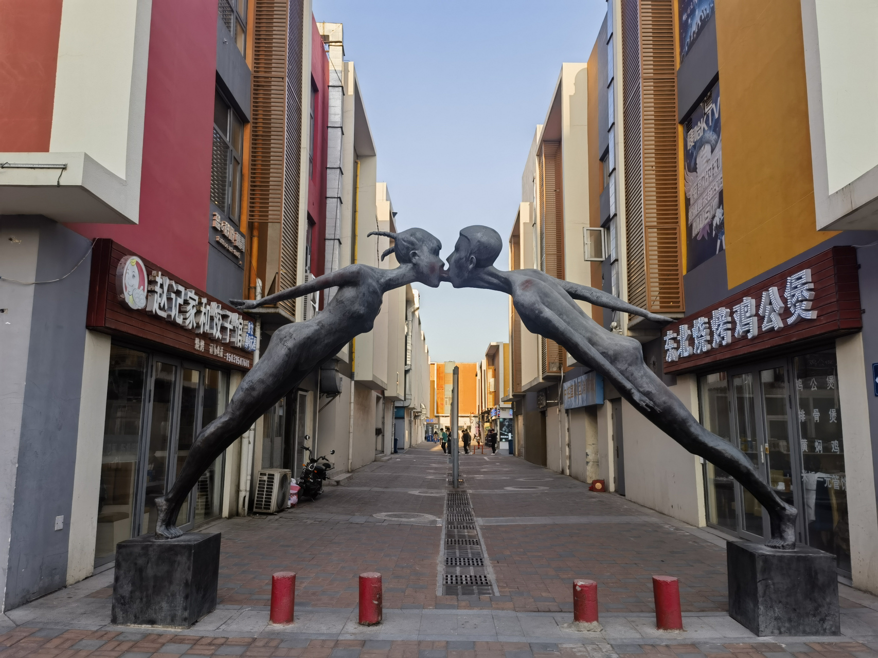 唐山曹妃甸大学城人多,公寓多!这个雕塑有点意思#唐山印象