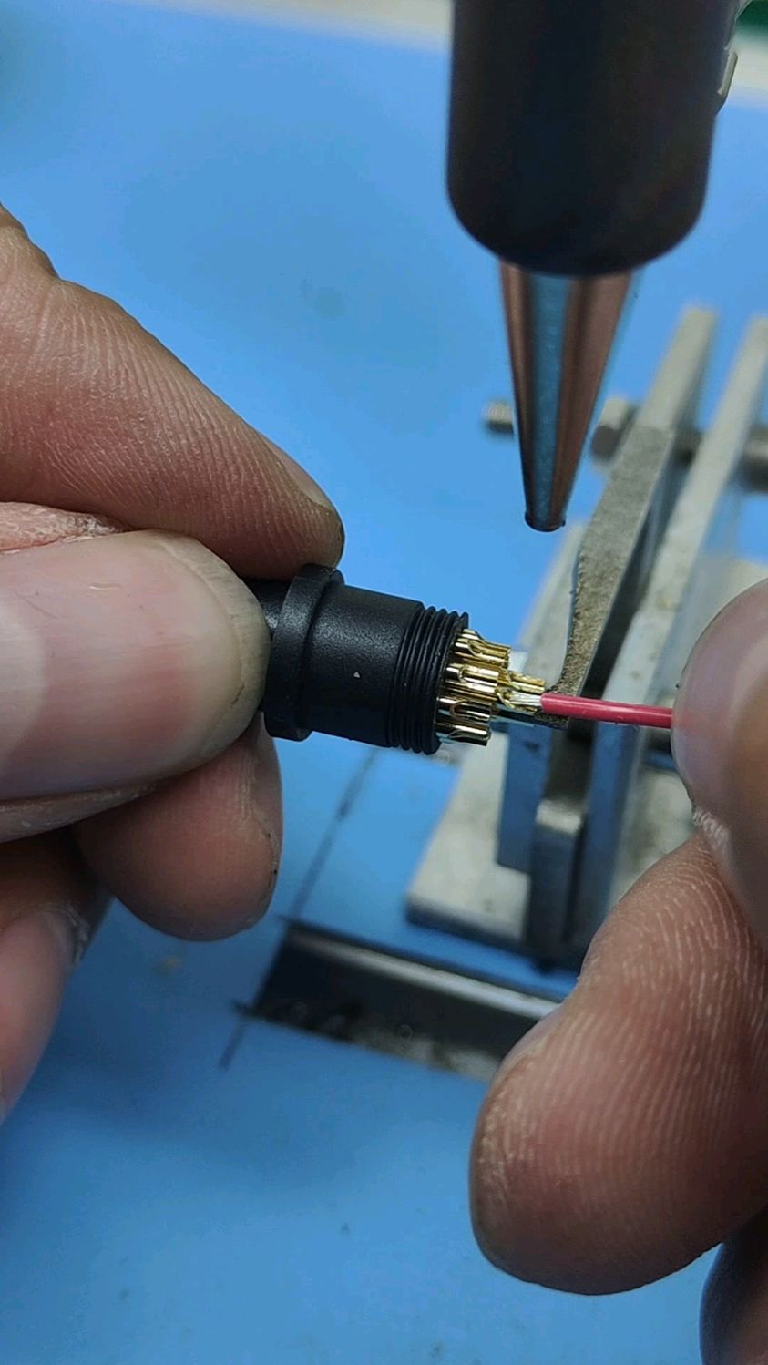 航插头焊线2,颗颗饱满,又快又好.#自动焊接设备 #焊锡机 #自动化设备