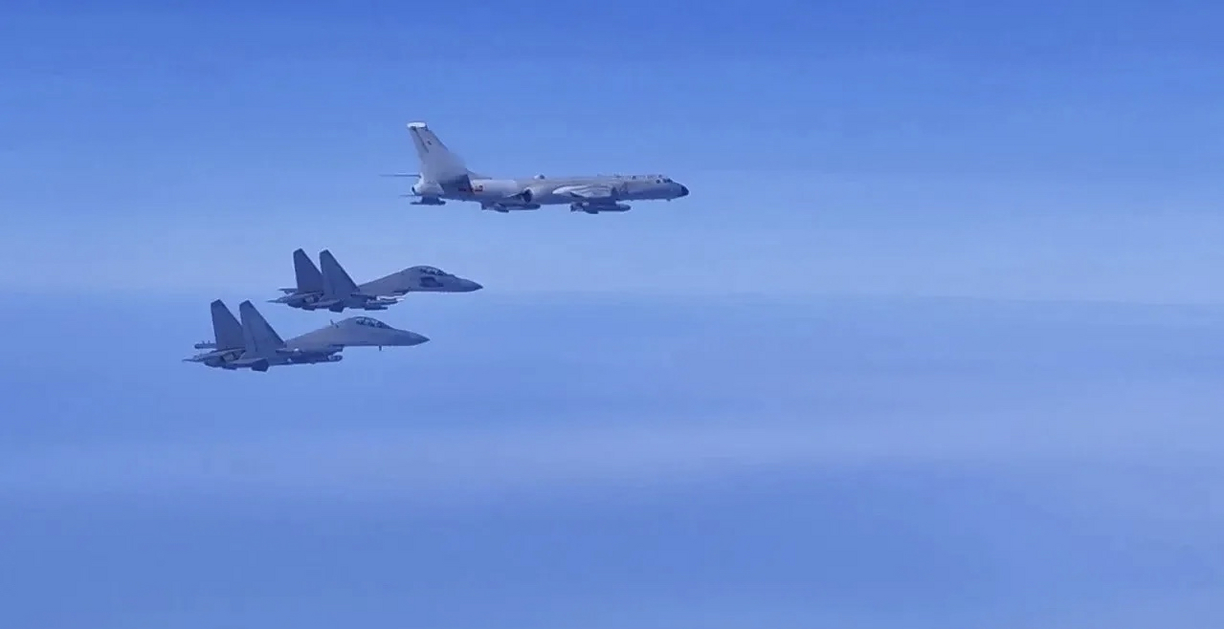 这一波玩真的了,歼16护送轰6k在台海上空巡航,轰6k机翼上直接挂着两枚