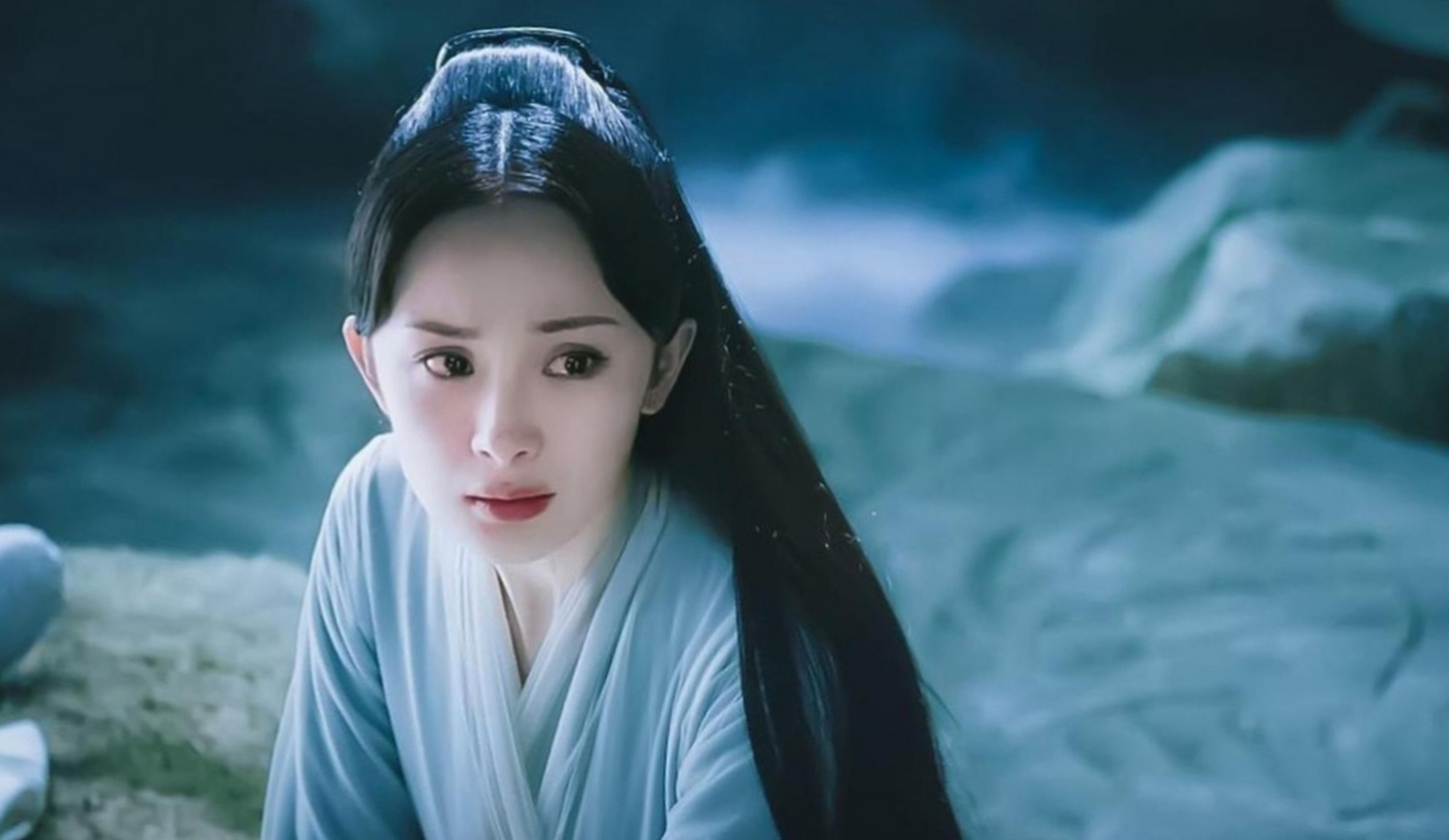 在《三生三世》中,杨幂剧中的造型也是非常的美丽,十分具有仙气.