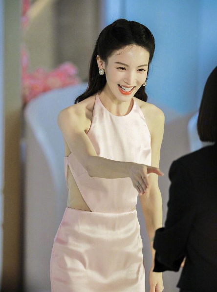 王心凌近况曝光,自曝体重28kg,脸部凹陷,比例失调,瘦成纸片人