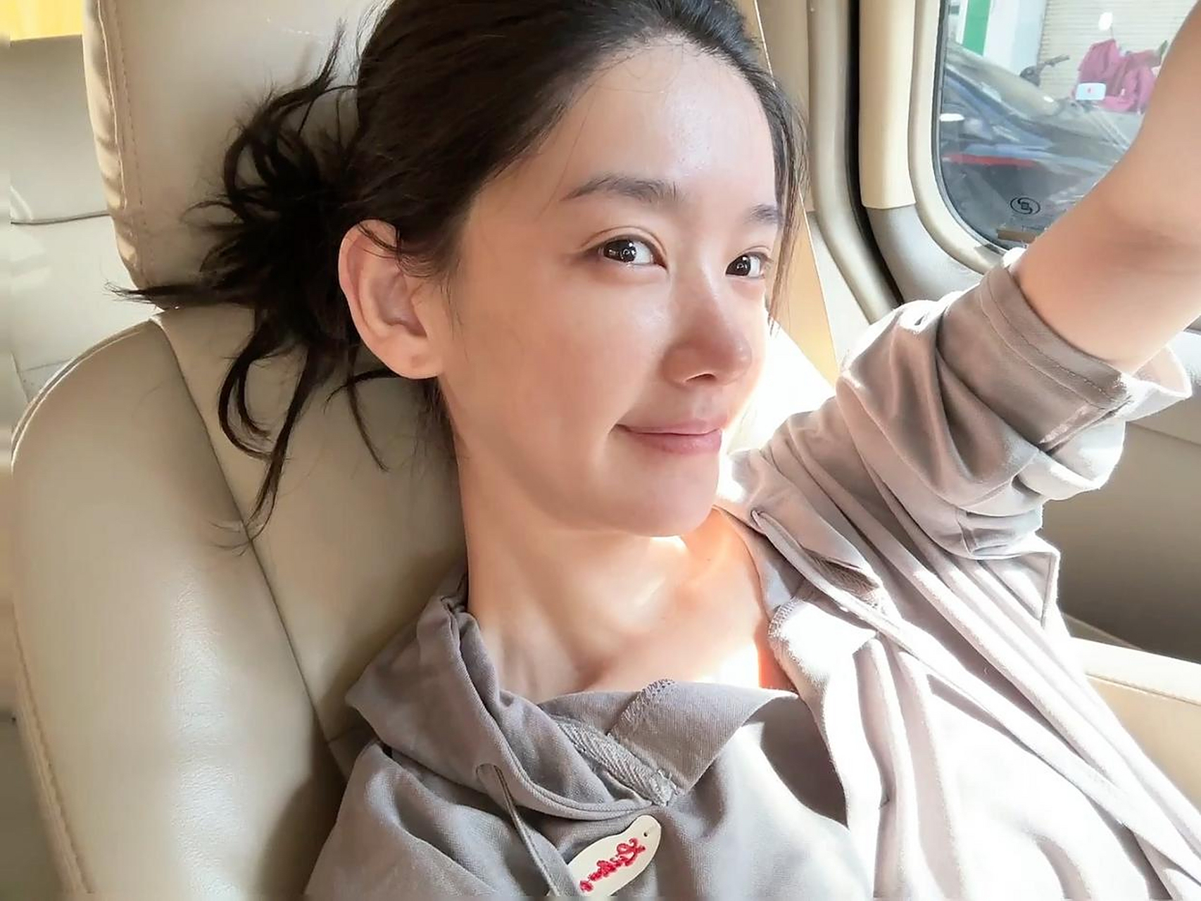 30岁的李沐宸,素颜自拍照很自信,皮肤状态超好!