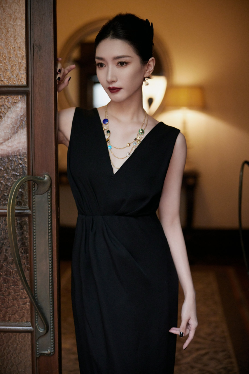 江疏影# 一袭白色深v连衣裙,肤白貌美的容颜,高贵冷艳的气质,婀娜