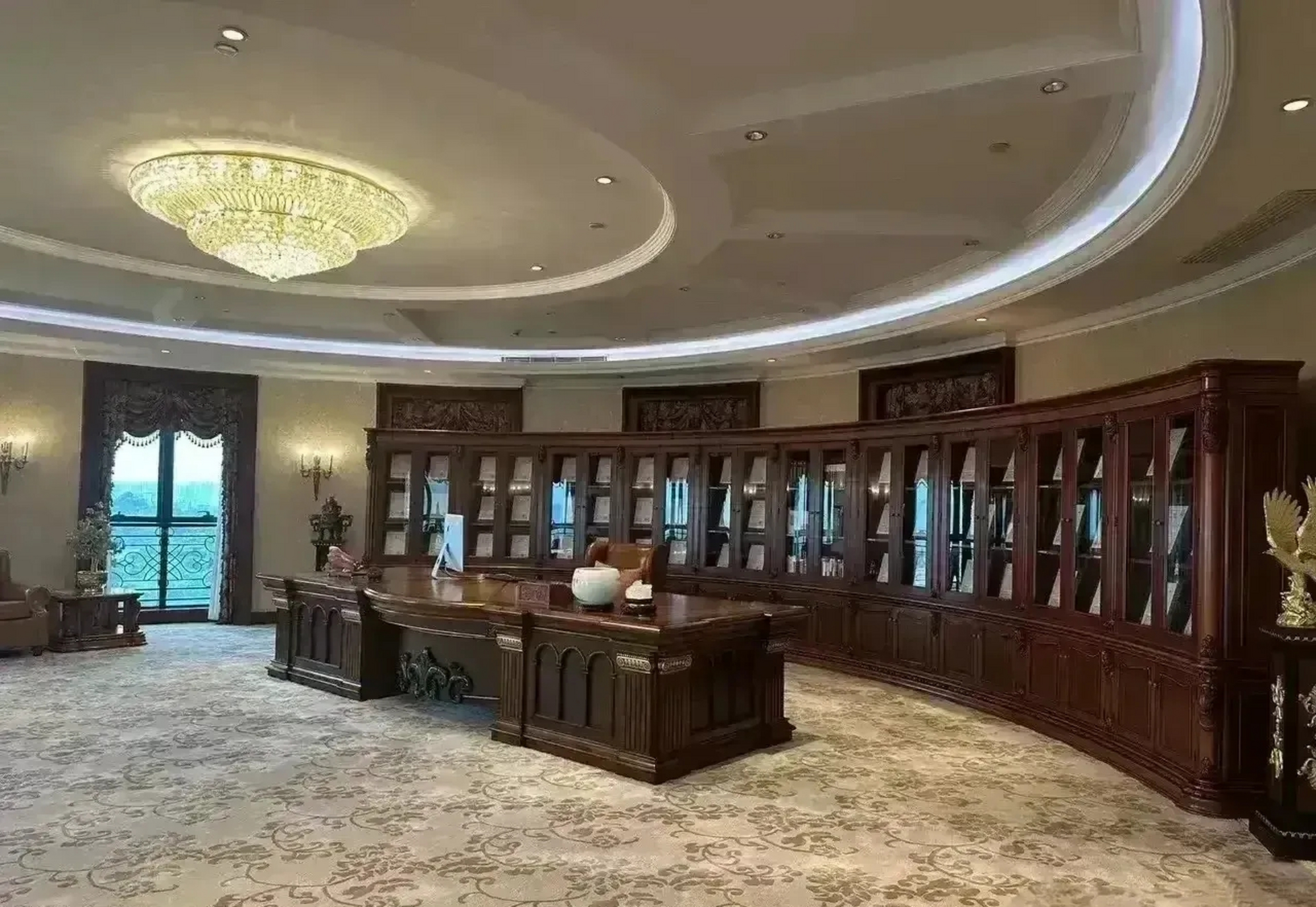 网传的恒大许家印办公室,不知道真假.有去过该办公室的朋友吗,求证!