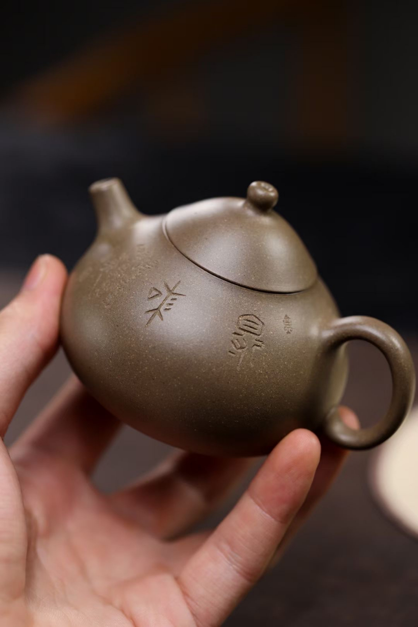 实力派工堂 磬宜堂 戴涛 酉禾一式  黄松陶刻装饰#紫砂壶# #全手工