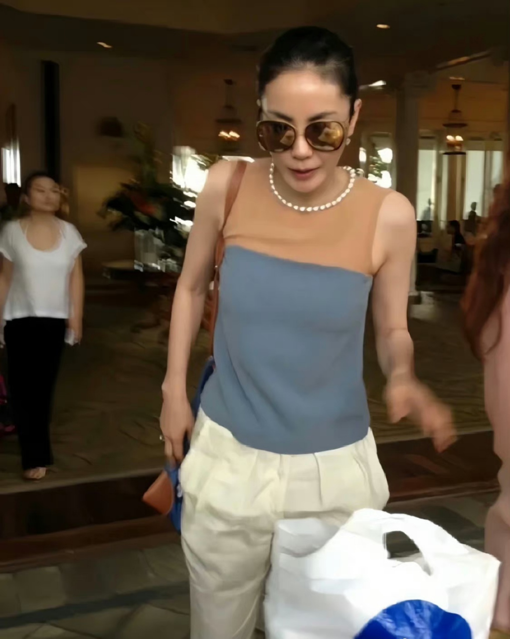 王菲的私服,天后有时的穿搭还蛮接地气的