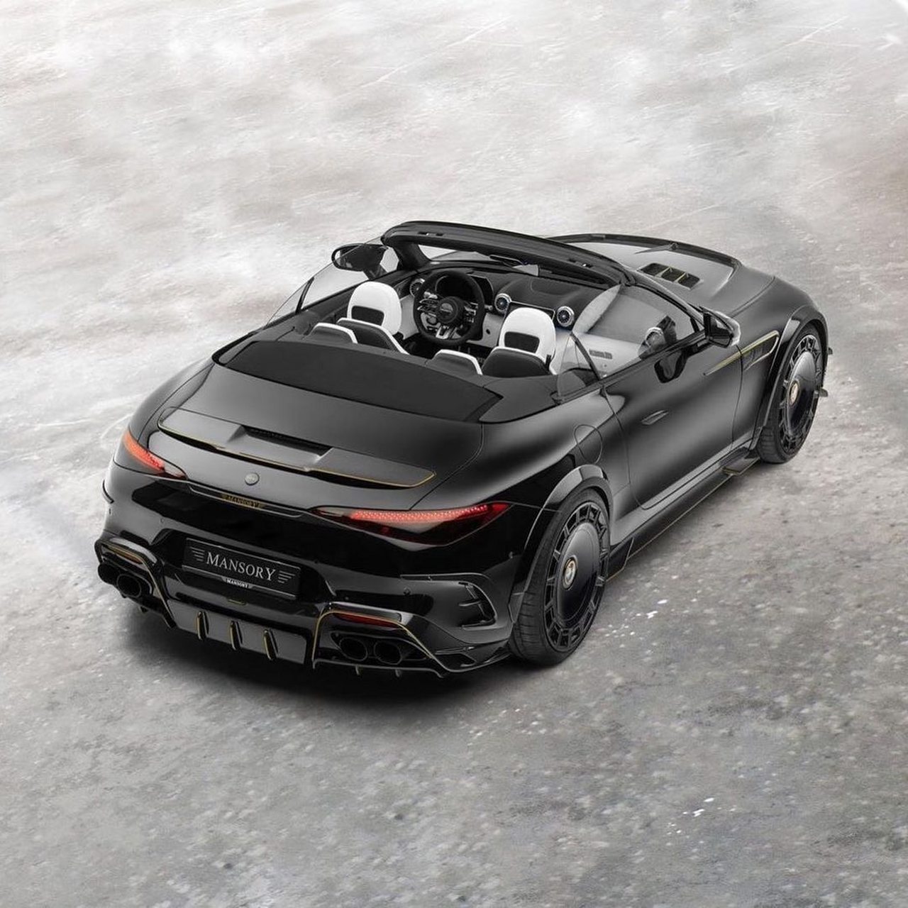 梅赛德斯#奔驰# amg sl63 p850是一辆高性能精内饰的豪华敞篷跑车,它