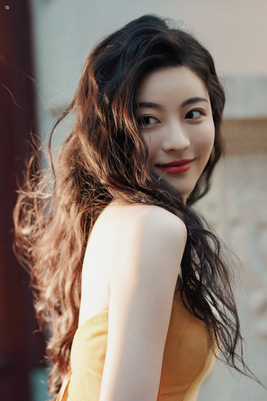 气质女神孙芮 露肩公主裙性感写真[鲜花]