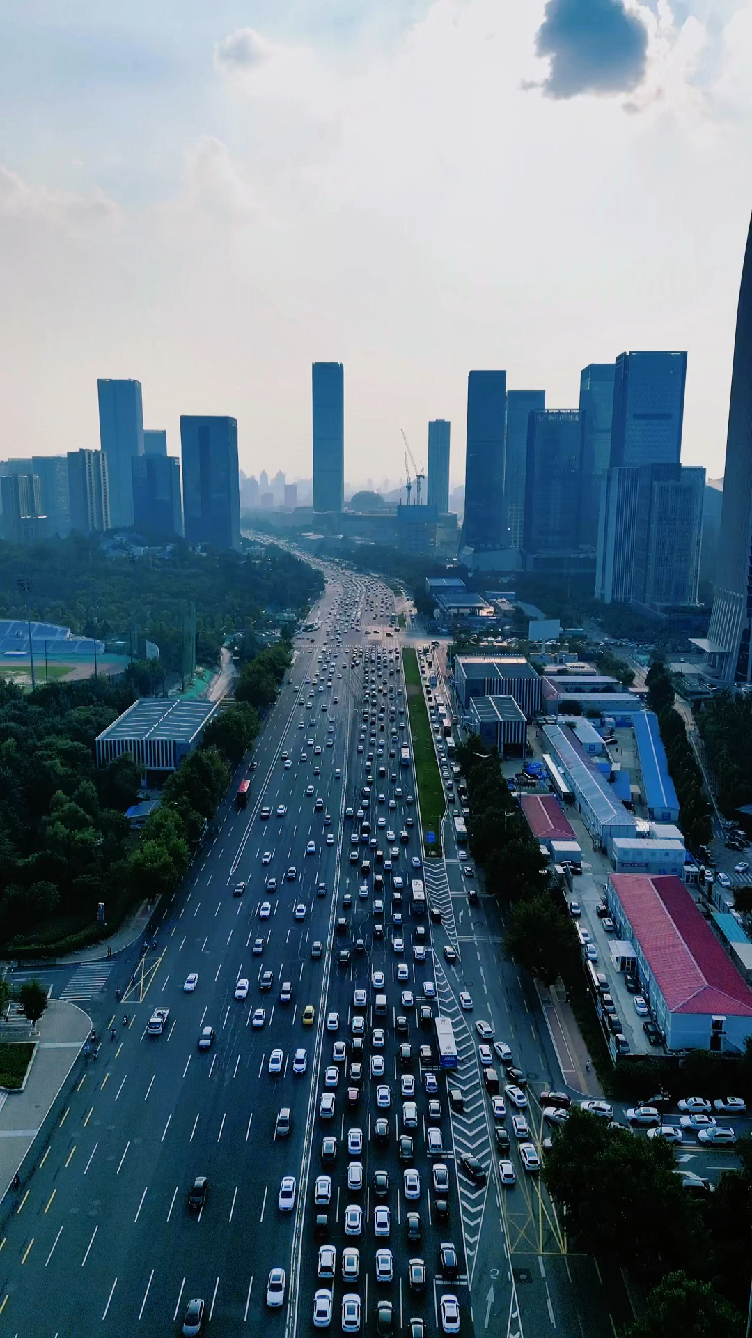 航拍济南交通主干道经十路