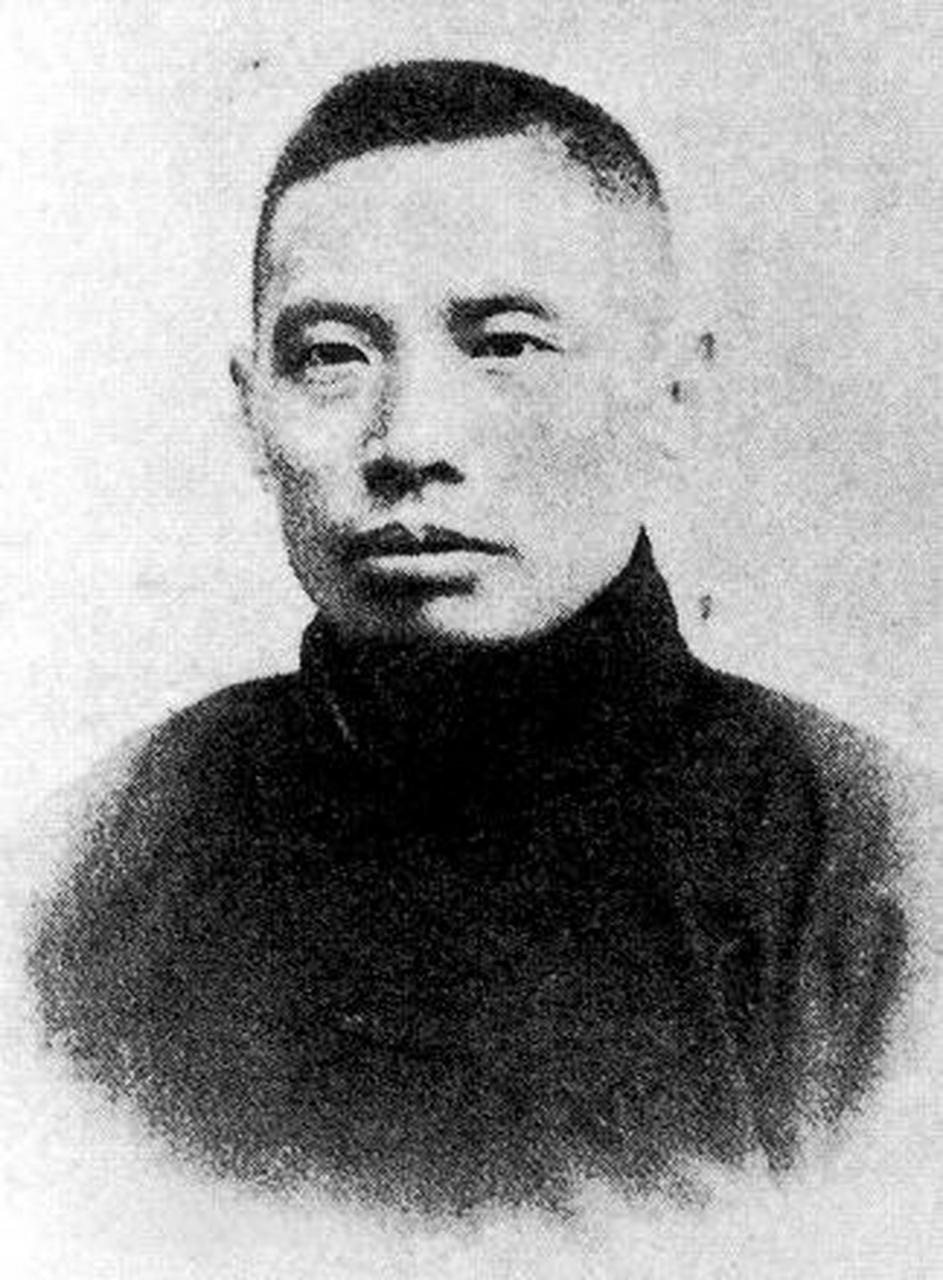 居正生平最佩服石达开,为他写诗道:"不饮黄龙血,人头作酒杯.