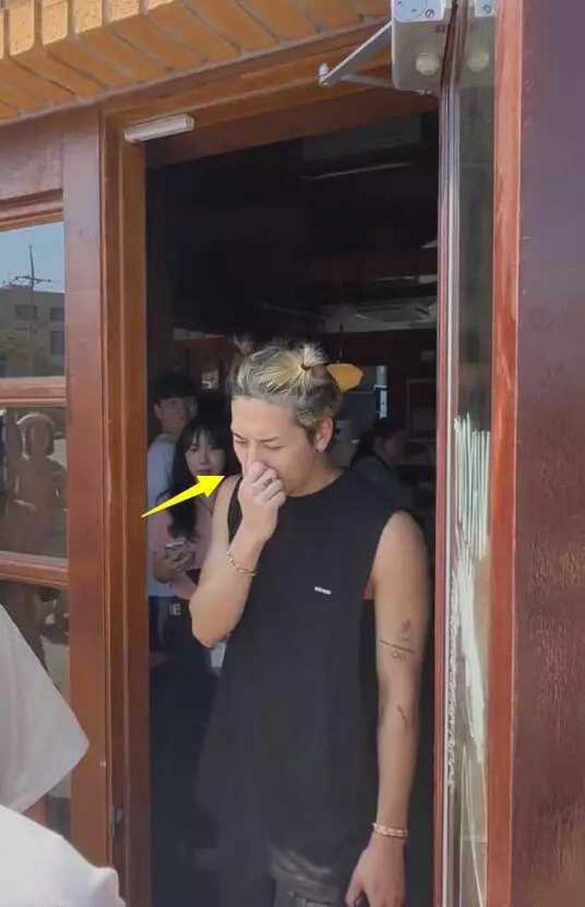 【王嘉尔见粉丝捂鼻子引争议】 最近,关于王嘉尔见粉丝捂鼻子的行为