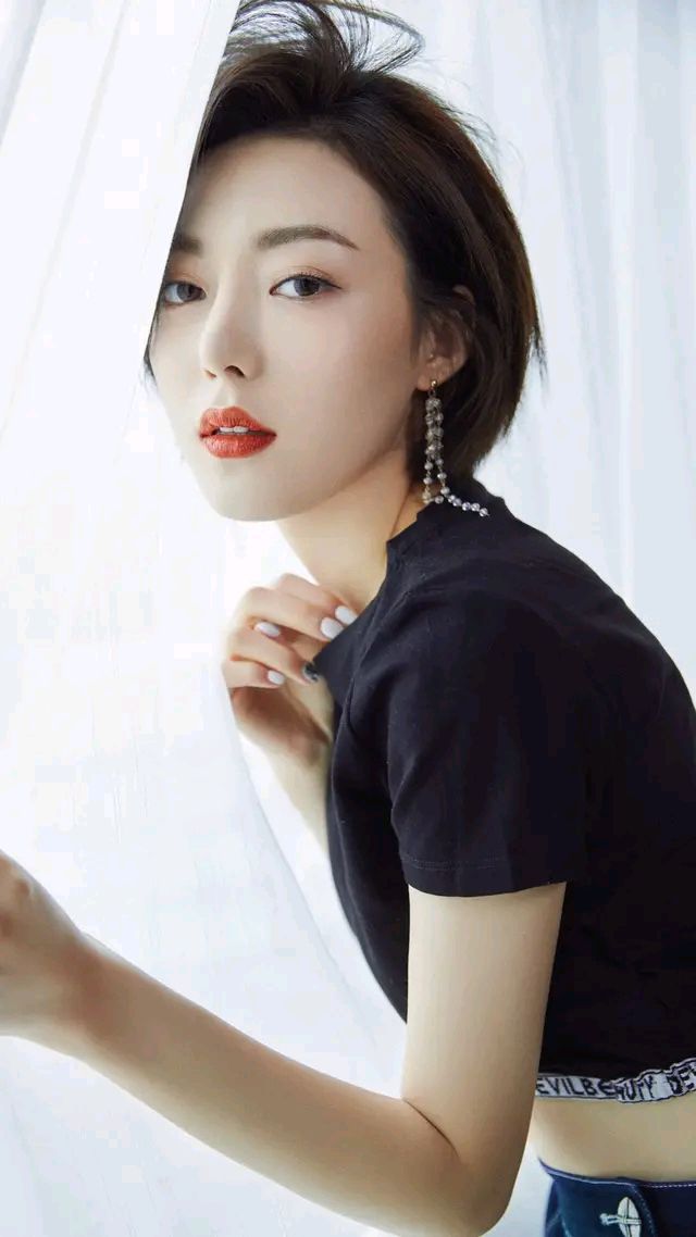 何美璇精美壁纸:美丽娇艳,干净清爽!