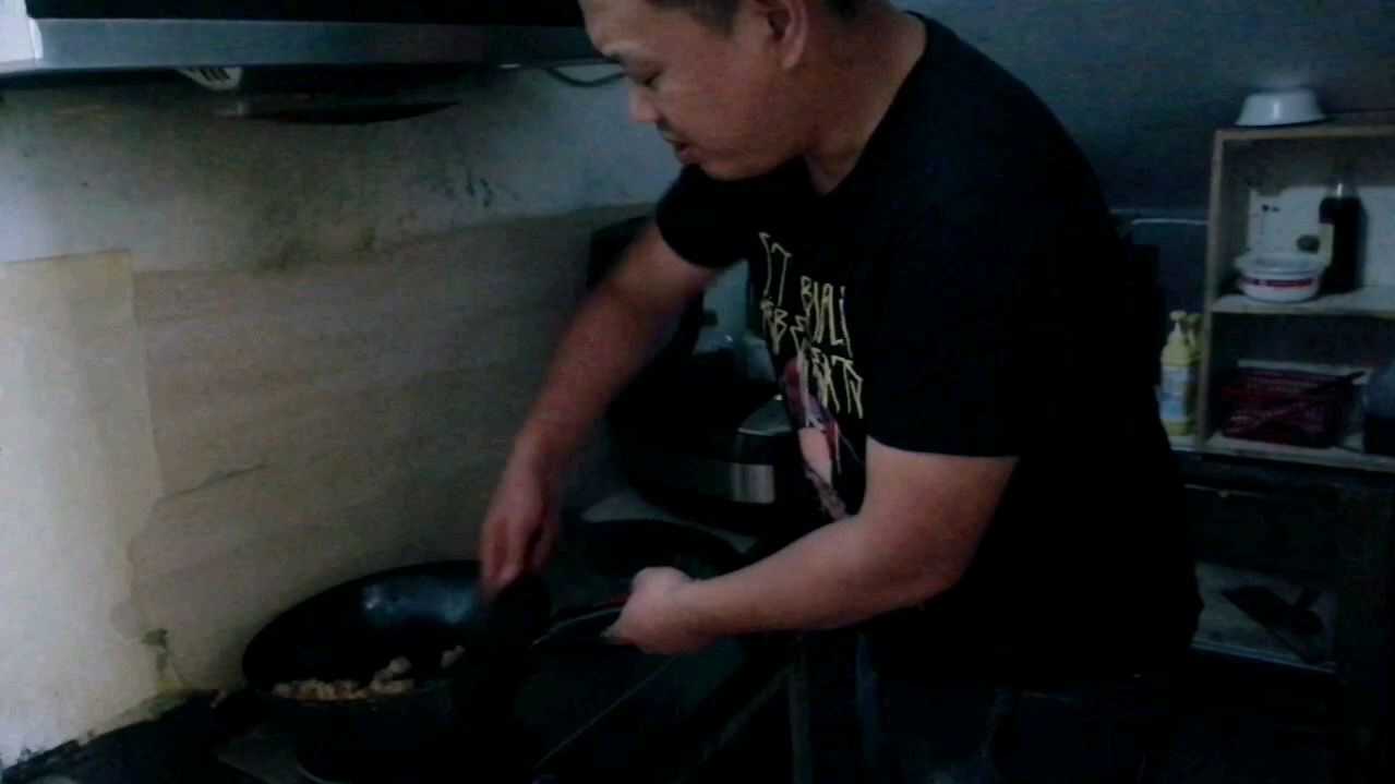 老公非要去买冷鲜肉,气的我不想做饭,中午老公下厨