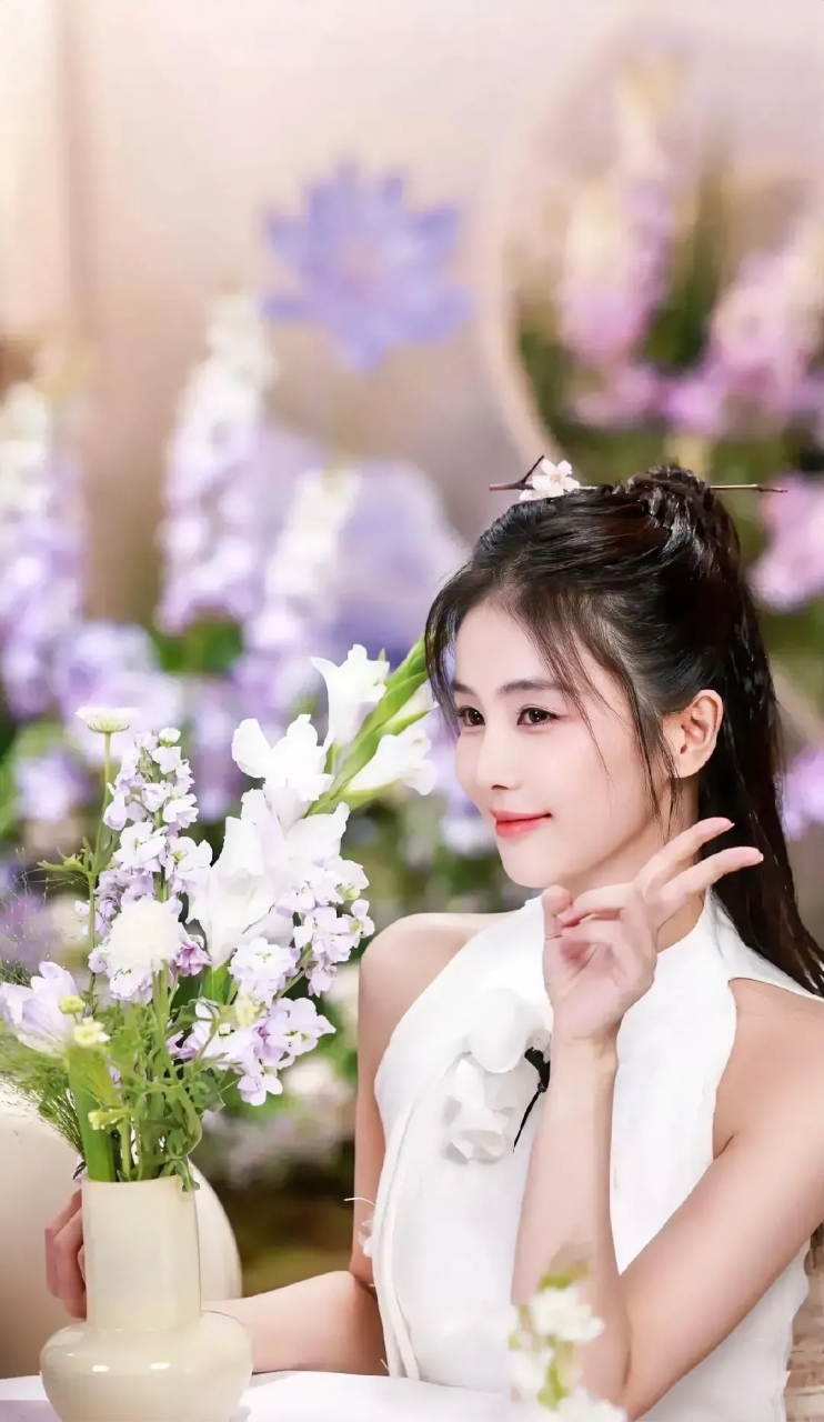 白鹿这妆容也太好看了吧,发型也别具一格.