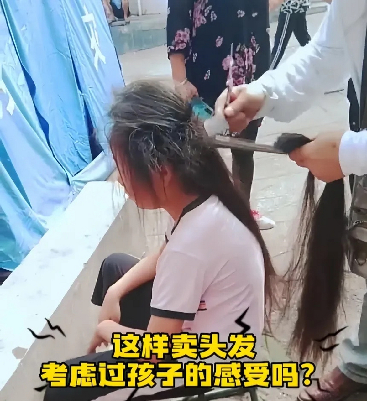 辽宁大连,一位14岁的女孩500元卖头发而被商贩剪坏.