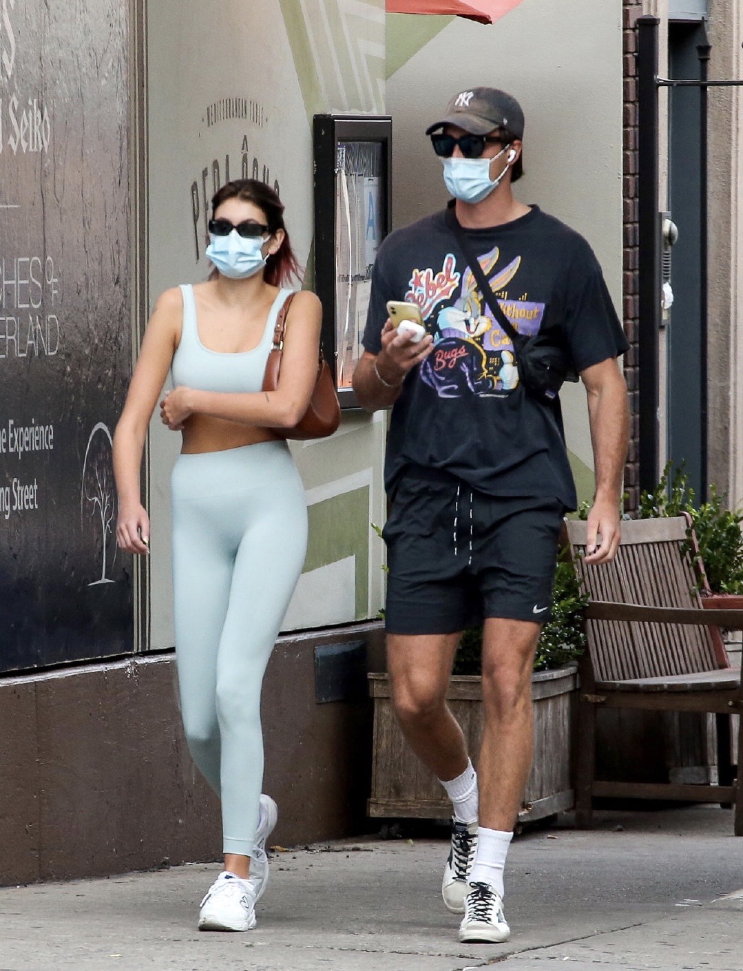 甜蜜!凯雅·杰柏(kaiagerber)和男朋友雅各布·艾洛蒂纽约新街拍