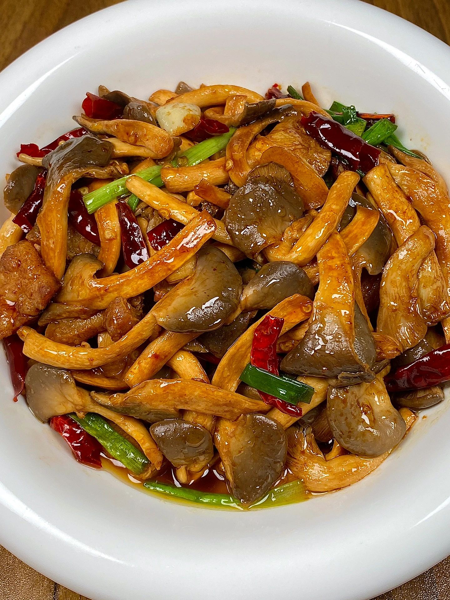 平菇肉丝盖饭小碗平菇炒肉家常平菇炒肉的做法装盘图片一盘炒马肠子