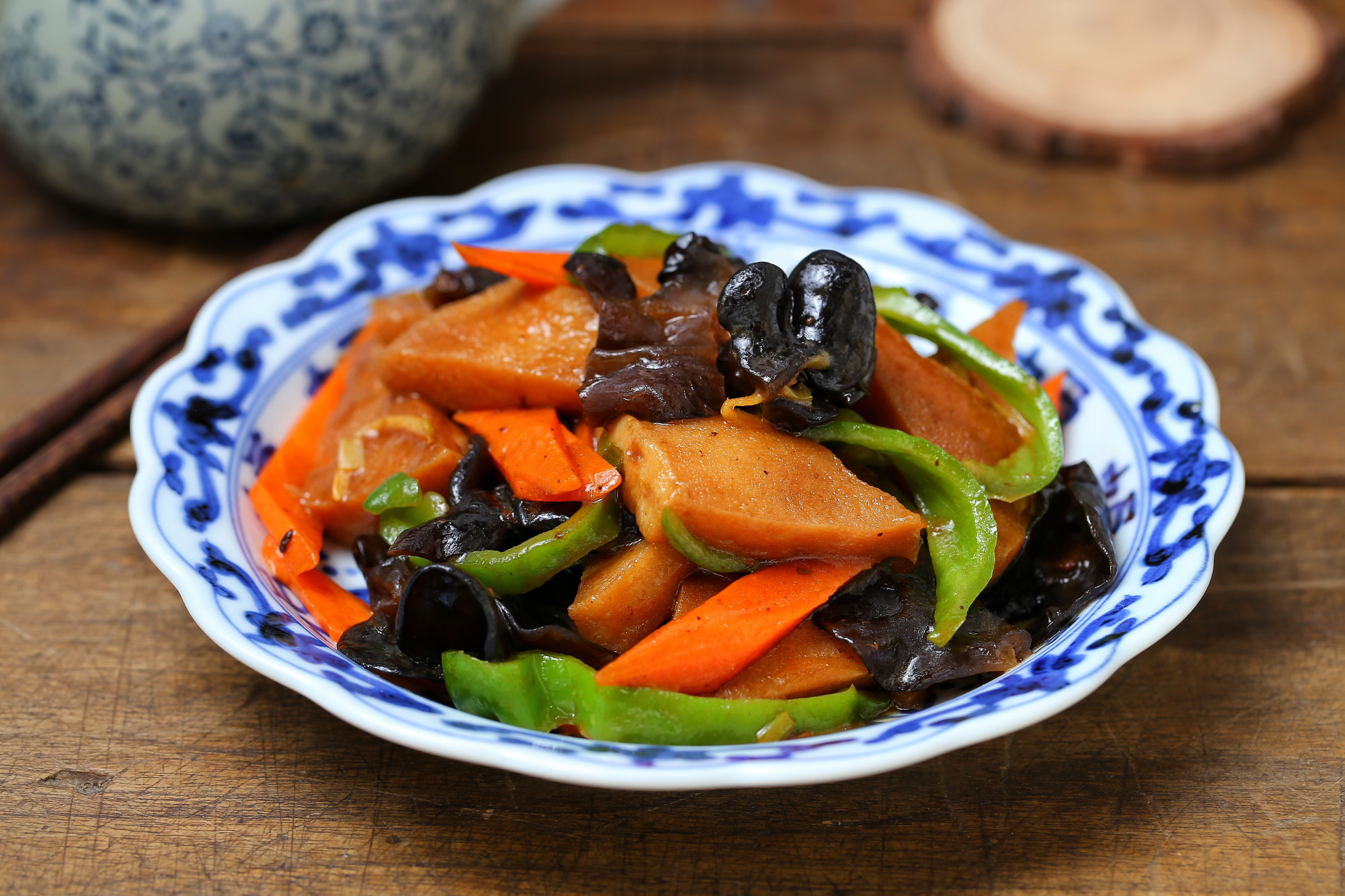 千叶豆腐就用红烧的做法,简单快手,鲜香美味,软嫩入味比肉好吃