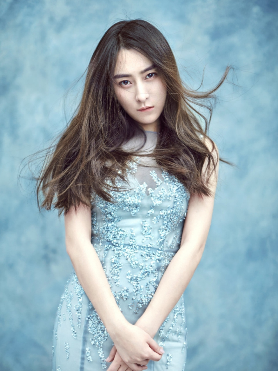 清纯唯美的#马苏# 肤白貌美的容颜,白皙水嫩的肌肤,丰满傲人的事业线