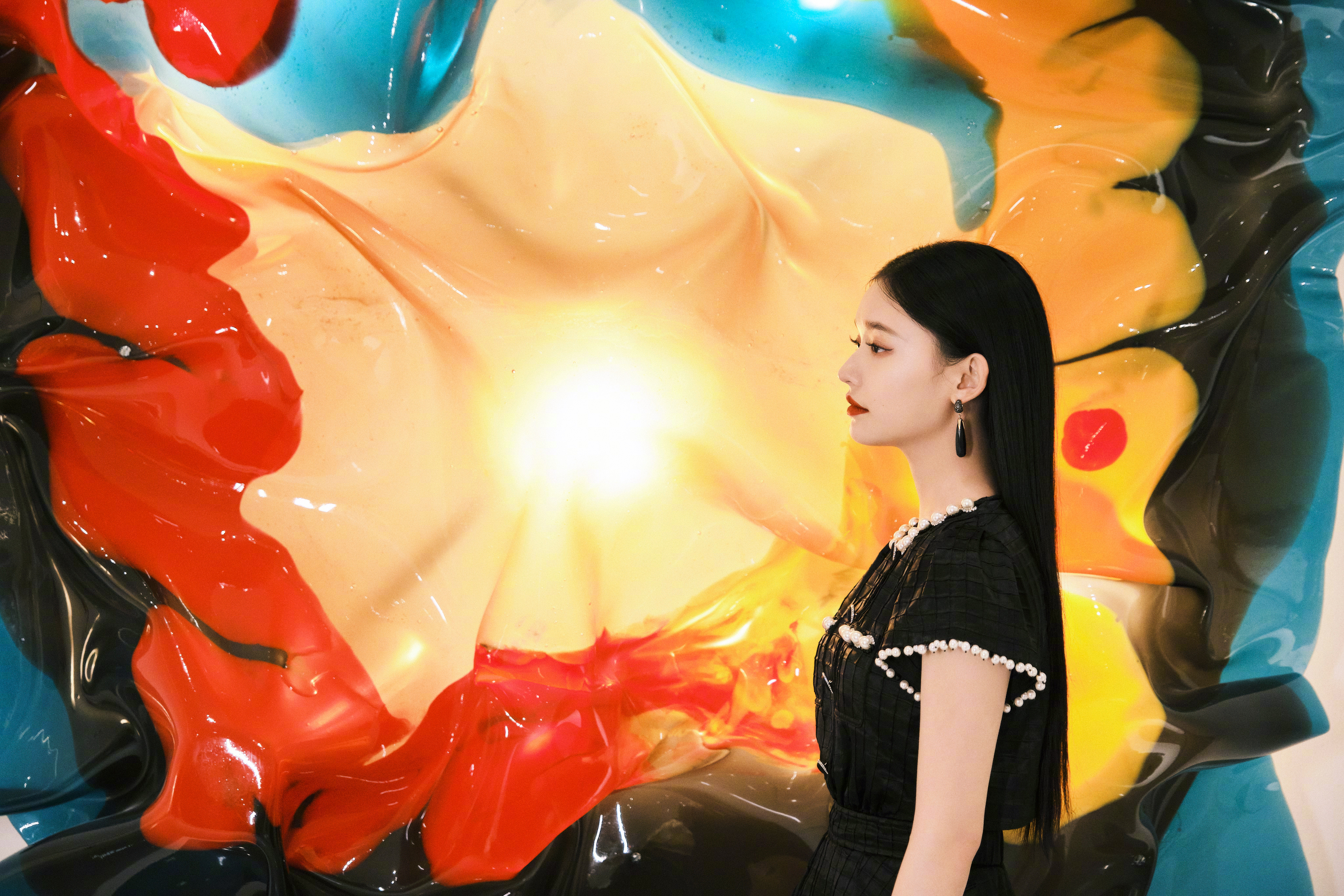 林允写真,身穿精致小黑裙,俊俏优雅,美丽动人