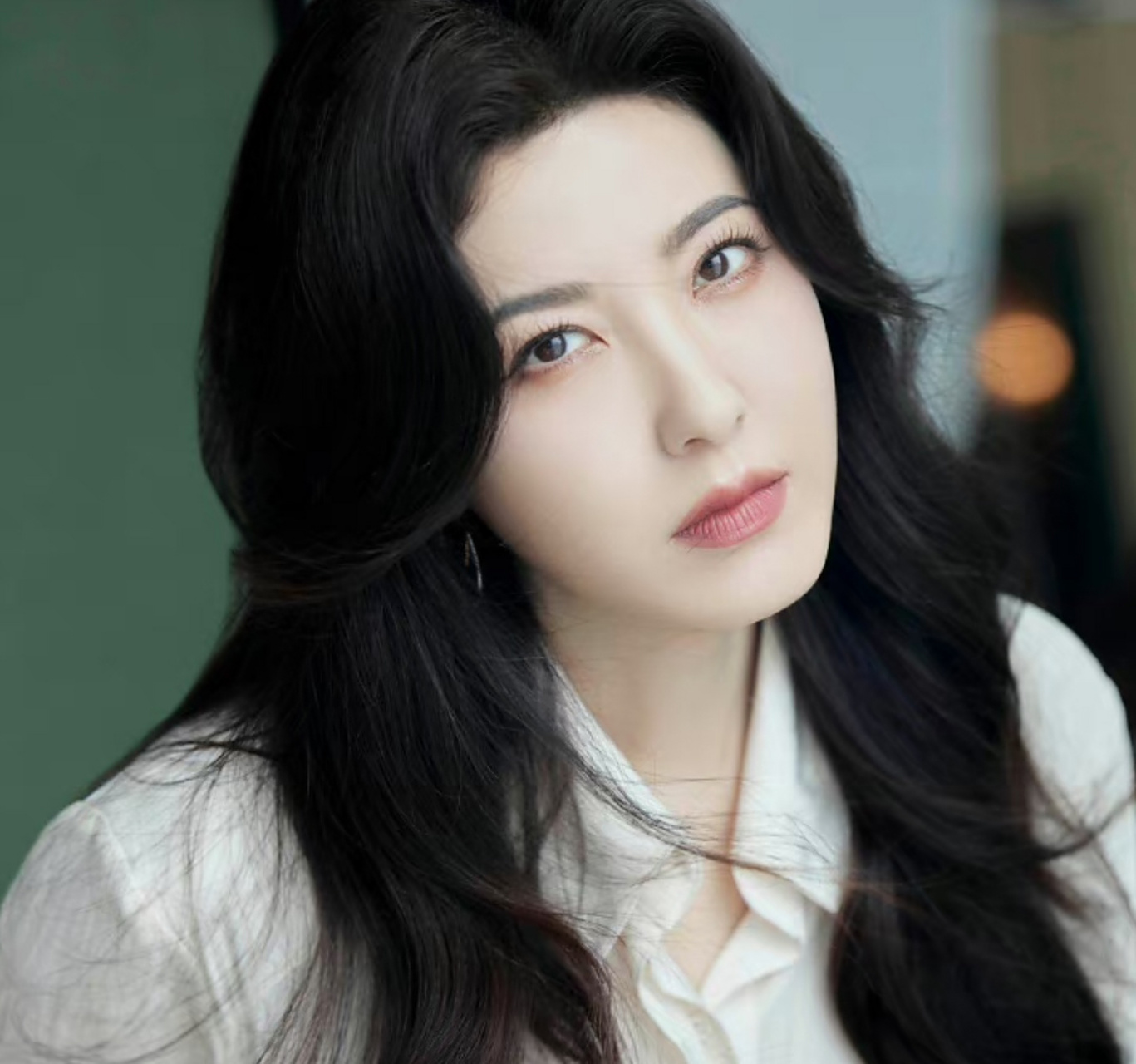 曾黎晒不完的营业照,气质越来越端庄优雅了,人越红状态越年轻.