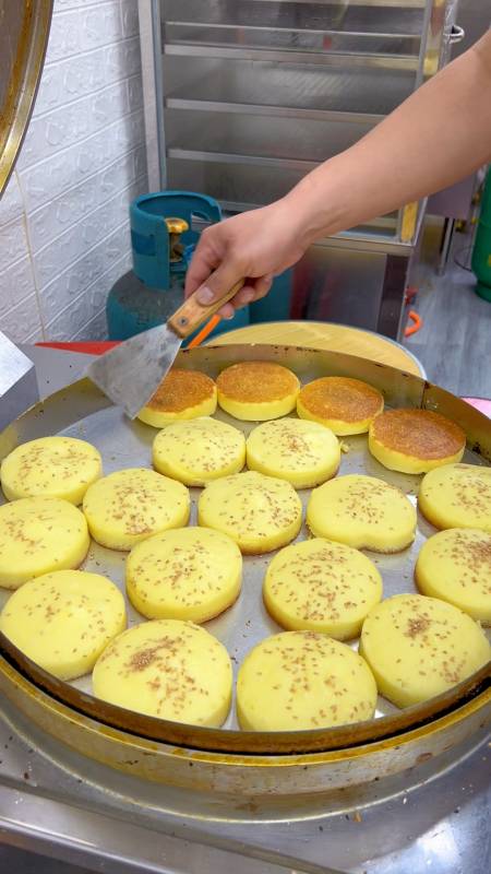 五谷杂粮饼做法,大米500克,黄豆150克,小米200克,玉米碎100克,酵母6克