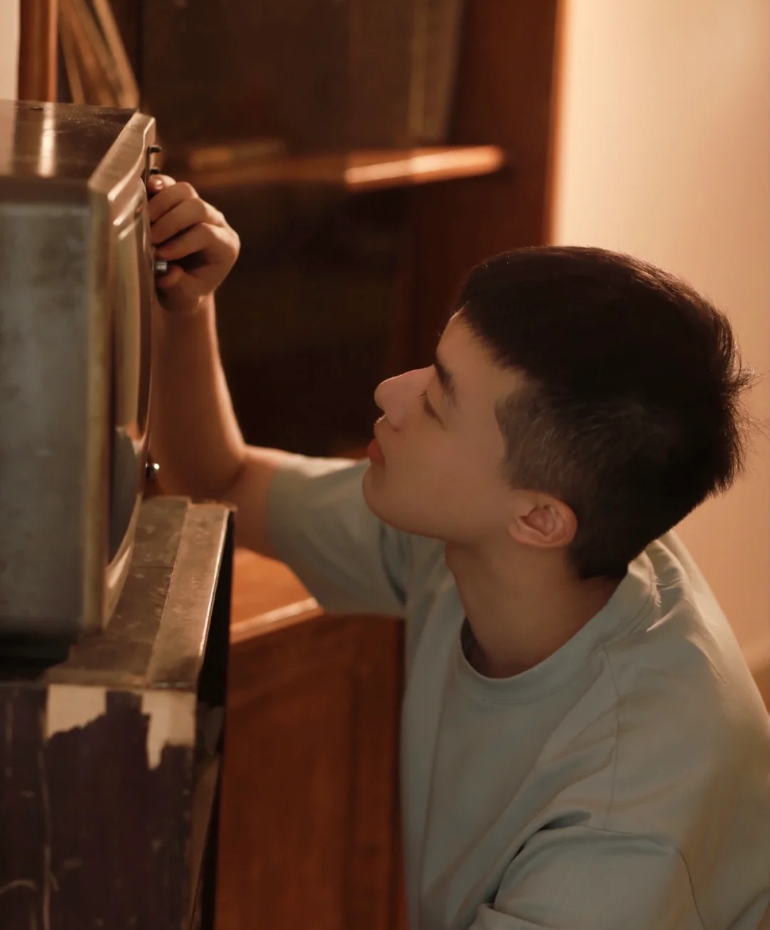 复古民国风的忧郁美少年,昏暗的光线与陈旧的摆设更高贵,优雅!