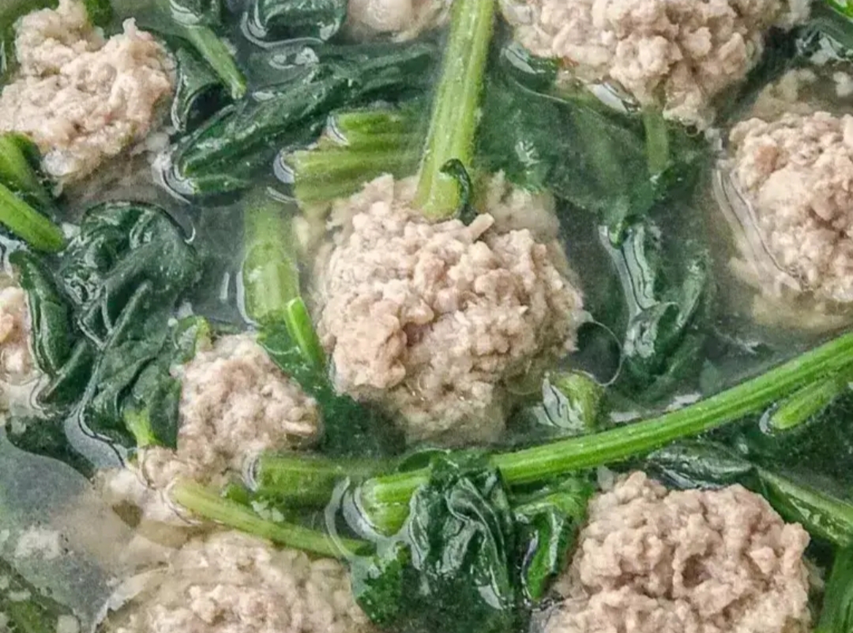 做法:  1,菠菜掰开放入清水中浸泡十分钟,再清洗干净沥干水分.