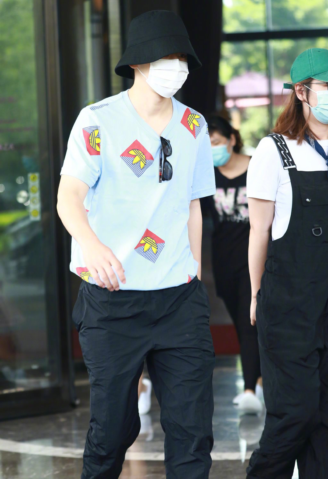 邓伦一则私服分享,浅蓝色几何拼接t恤搭配黑色休闲长裤,帅气随性