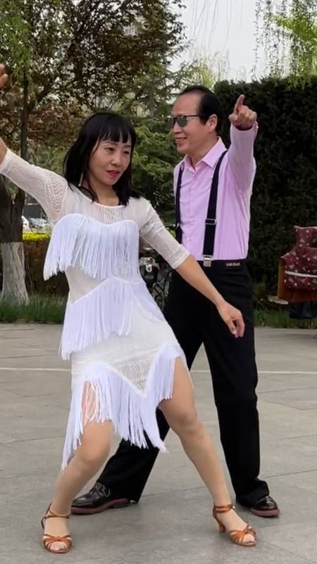 唐山吉特巴沫飞儿和山川大叔-度小视